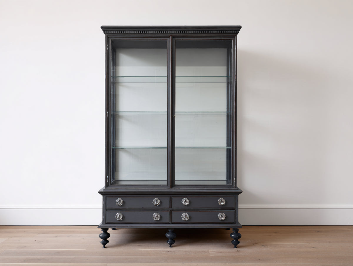 Vitrine 180 x 90 x 40 cm aus Holz mit Glastüren und Schubladen in Schwarz klassisches Design